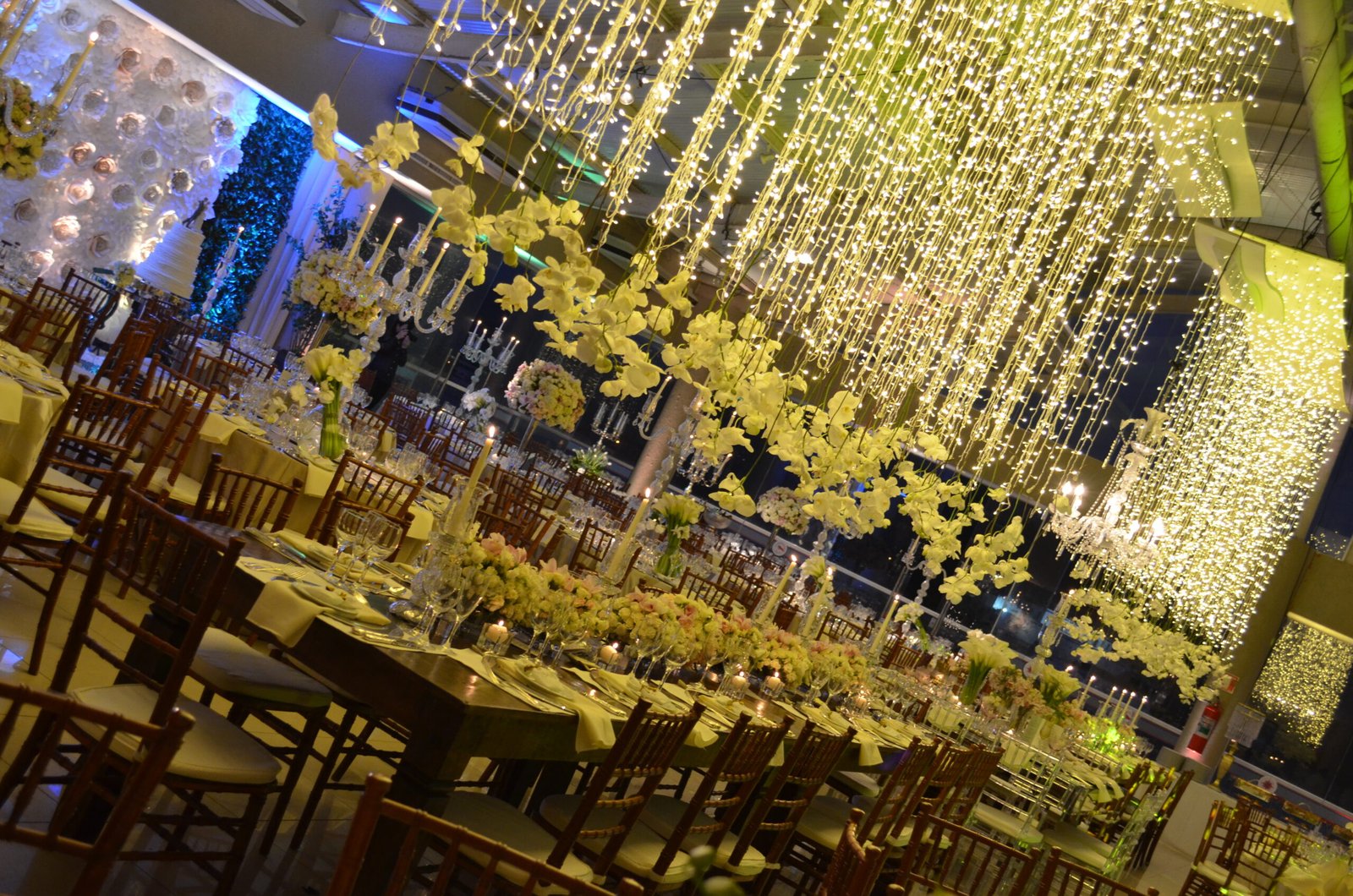 Decoração de casamento elegante com flores brancas e iluminação dourada em Santos SP