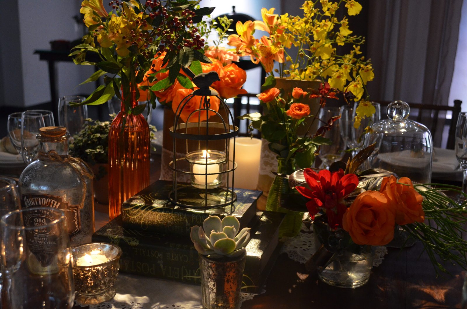 Decoração para evento corporativo elegante com flores amarelas e laranjas em Santos SP